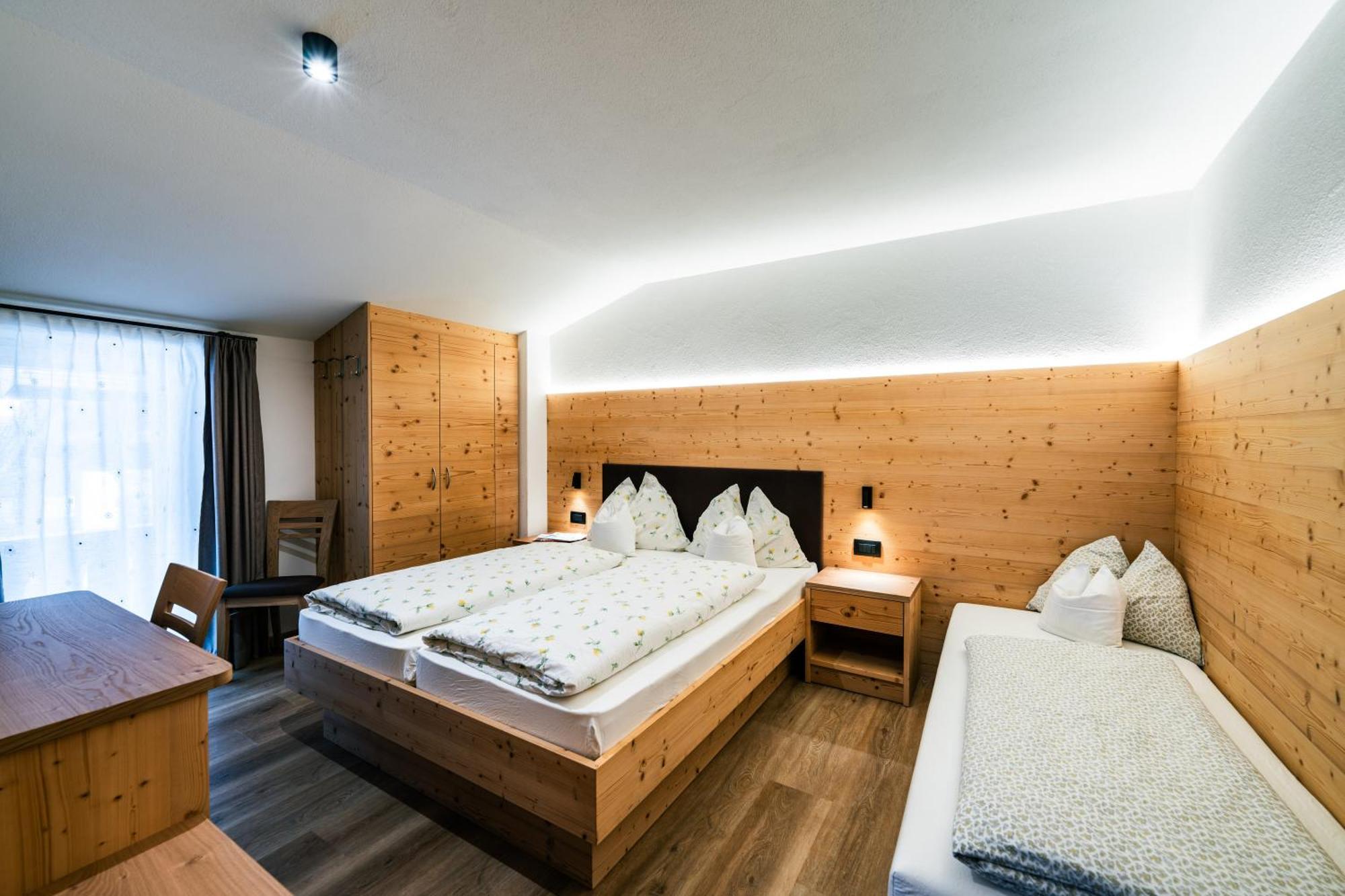 Garni Edera Hotel Corvara In Badia Ngoại thất bức ảnh